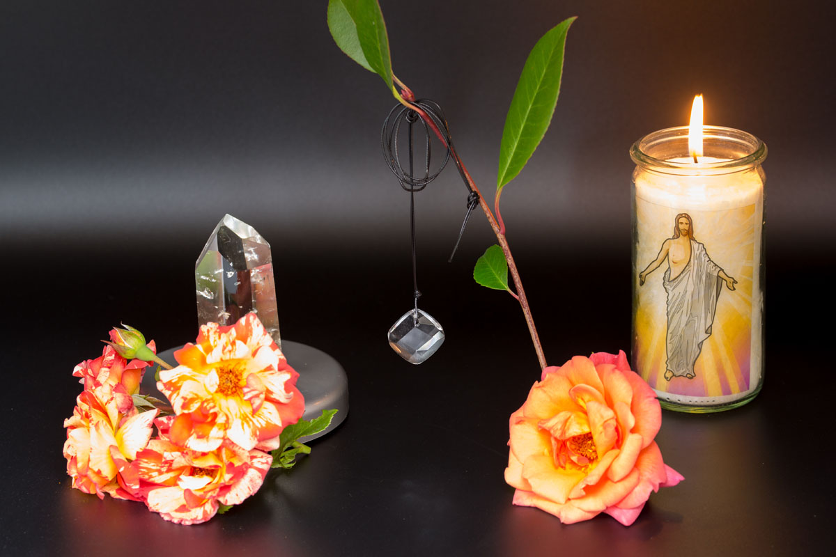 mit-Kerze-und-Kristall-fuer-WEB Christus Anhänger