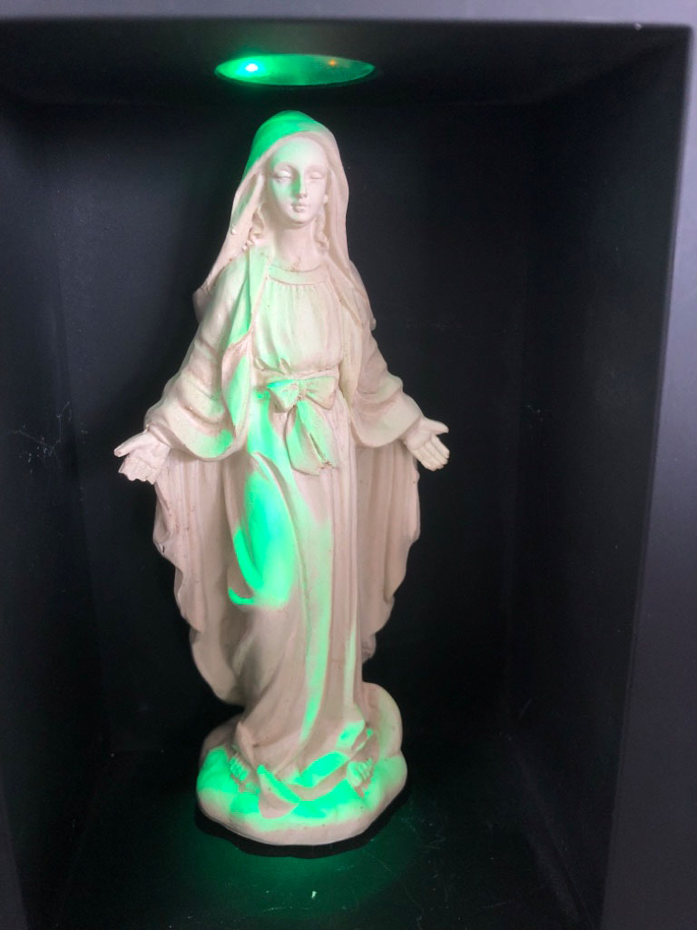 segnende-Madonna-in-Grotte-ganz-gruen Gebetsgrotte mit Maria und LED Beleuchtung